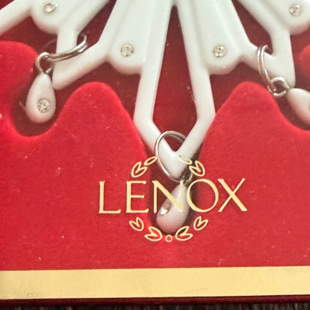 Lenox 2005 Annual White Winter Snowflake China Ornament Crystal Accents 6385421